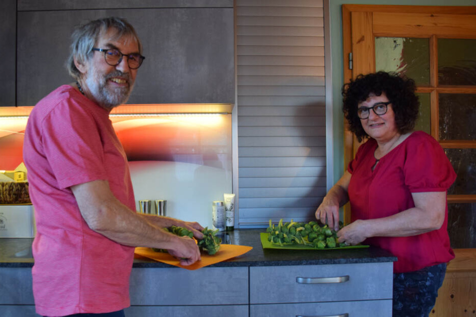Das Ehepaar beim gemeinsamen Kochen.