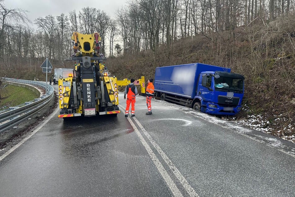 Mehrere Verkehrsteilnehmer waren auf der vereisten Fahrbahn verunfallt.