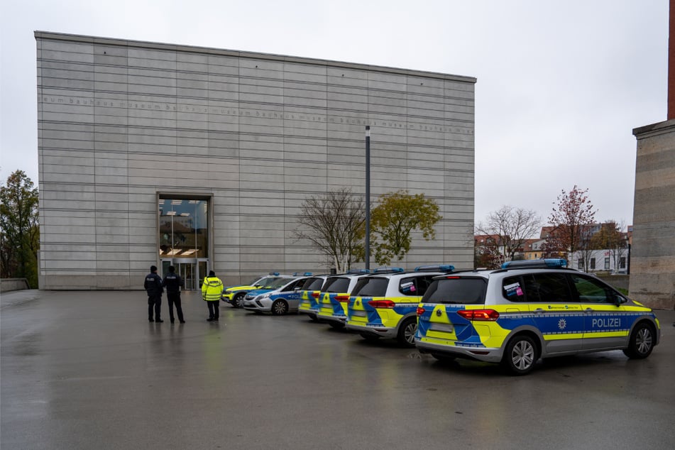Ein größeres Polizeiaufgebot sicherte das Bauhaus-Museum in Weimar ab.
