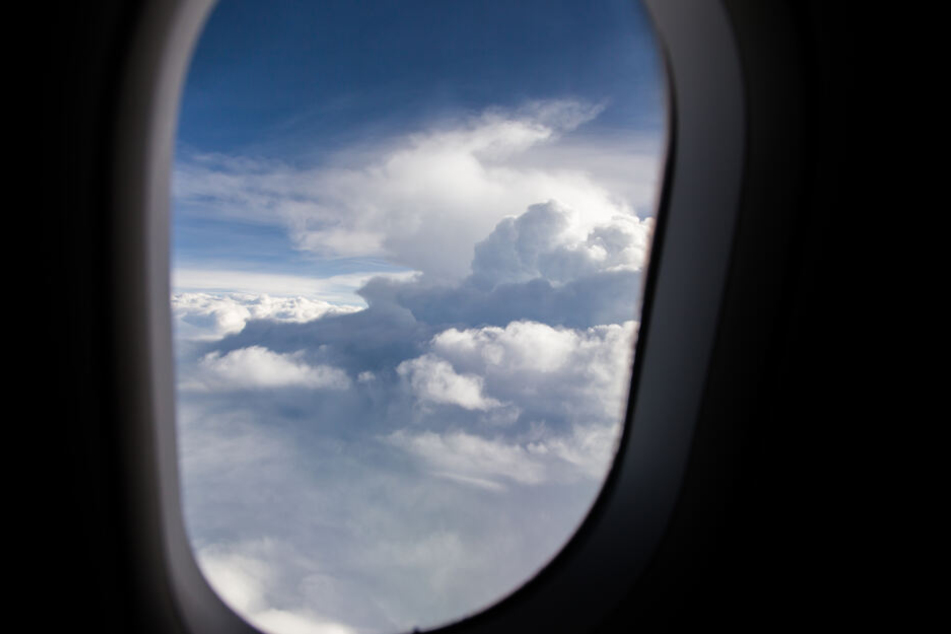 Über den Wolken bemerkte die US-Amerikanerin dann, dass ihre Tochter verschwunden war. (Symbolbild)