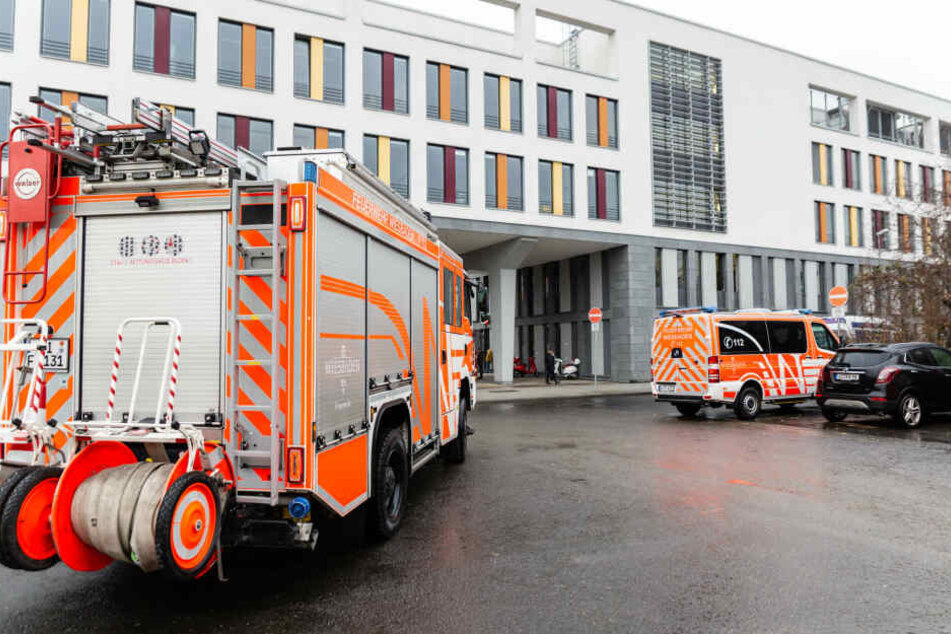 Die Feuerwehr steht vor dem Verwaltungsgebäude.