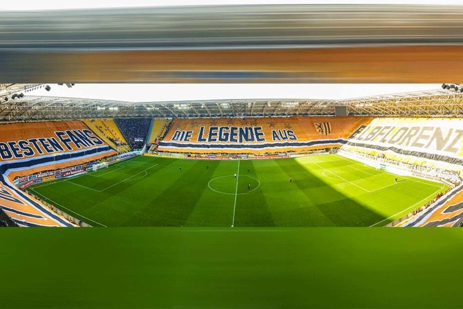 Historisch: Als Dynamo Dresden das letzte Mal den 1. FC Magdeburg empfang, wurde eine 450 Meter lange Blockfahne ausgerollt. Diese war die bislang größte Fahne der europäischen Fußball-Geschichte.