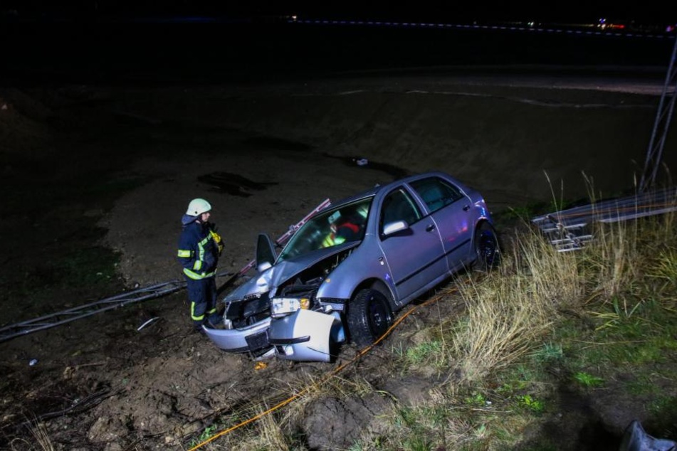 Am Mittwochabend ist eine junge Frau in ihrem Skoda von der A10-Abfahrt Oberkrämer abgekommen und in den Graben gerauscht.