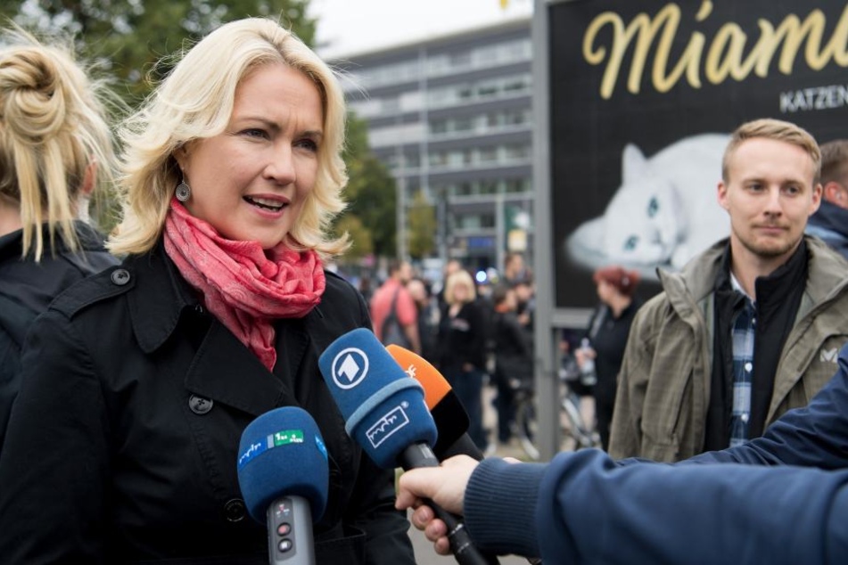 Manuela Schwesig (44, SPD, Ministerpräsidentin von Meck-Pomm) bezog in Chemnitz Stellung gegen die Antidemokraten.