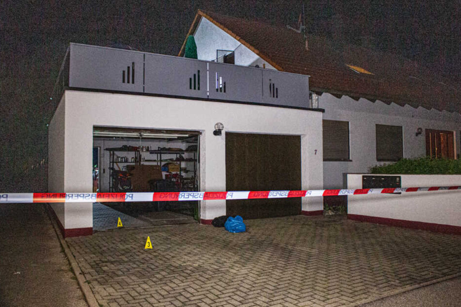 Ein Mann ist auf seinen Vermieter in einem Mehrfamilienhaus in Hilpoltstein mit einer Metallstange losgegangen.