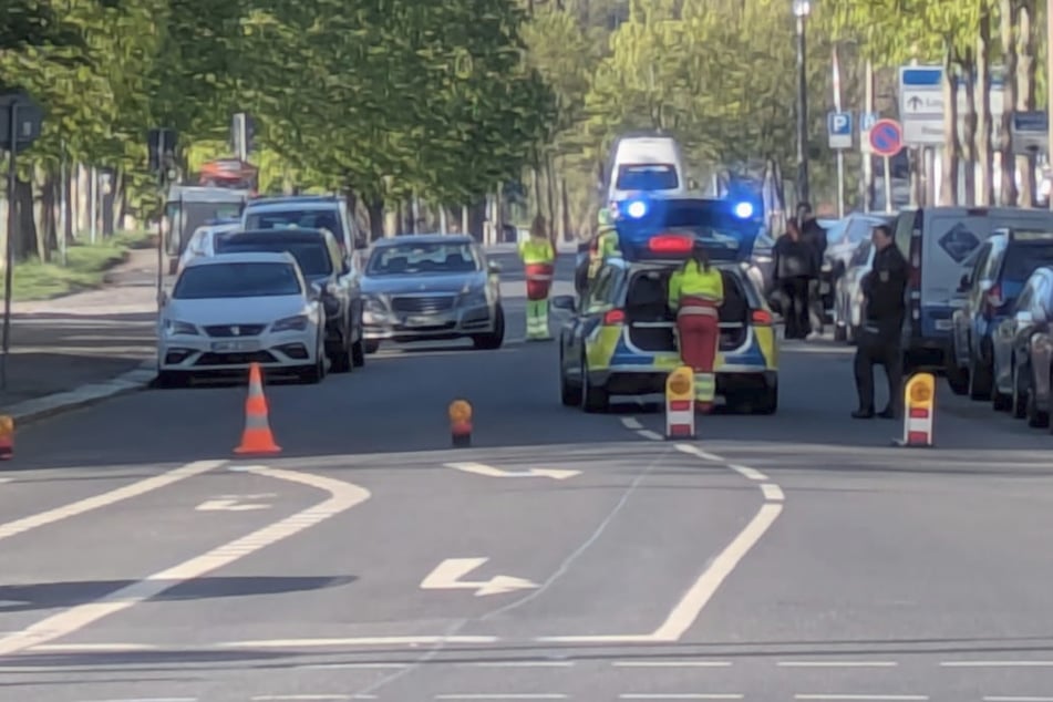 Auf der Blüherstraße hat es geknallt: Vollsperrung nach Unfall mit drei Autos