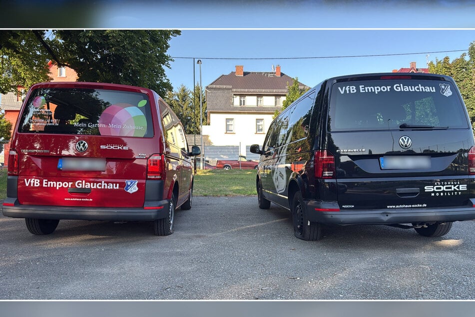 Bei diesen Vereinsbussen wurden die Hinterreifen zerstochen.