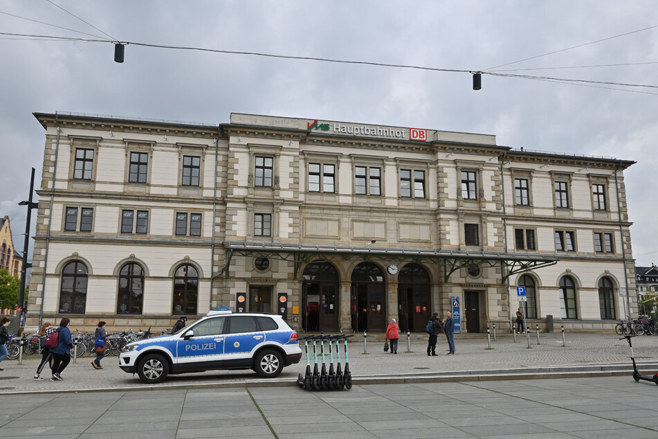 Eine Frau biss einen Polizisten in den Unterarm. (Symbolbild)