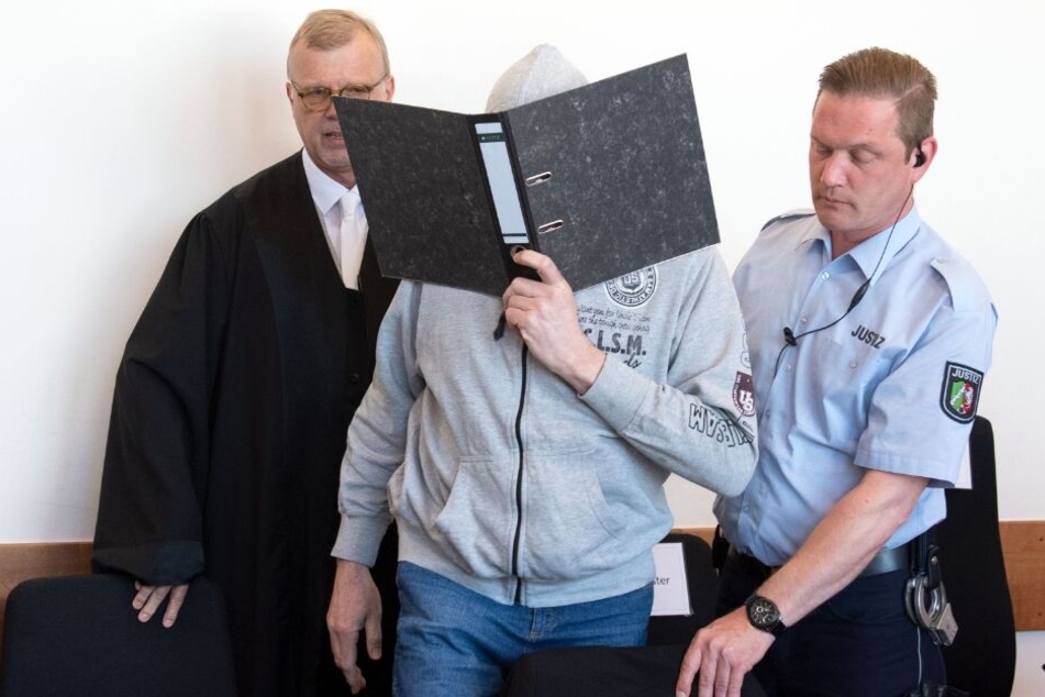 Johannes Salmen (l.), der Anwalt des Angeklagten Andreas V. (m.) fordert eine Haftstrafe von zwölf Jahren für seinen Mandanten.