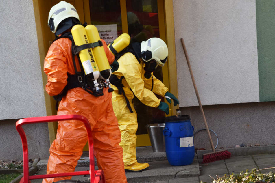 Spezialisten der Feuerwehr kümmern sich um die Beseitigung der stark übel riechenden Chemikalie.