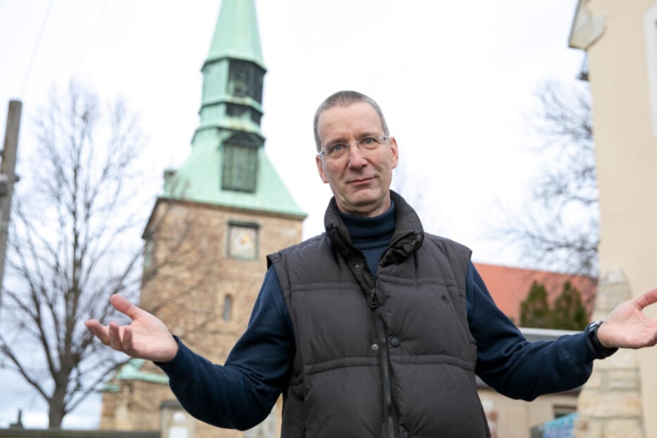 Der Geistliche vor dem bröckelnden Gotteshaus in Leubnitz.