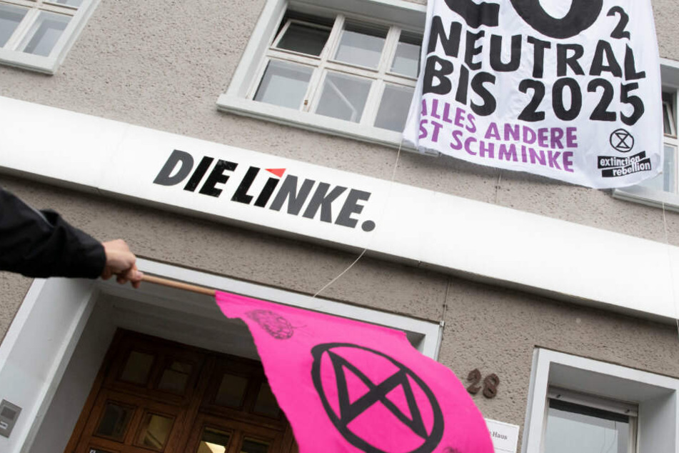 Auf einem Plakat ist der Spruch "CO2 neutral bis 2025" ist auf einem Plakat zu lesen