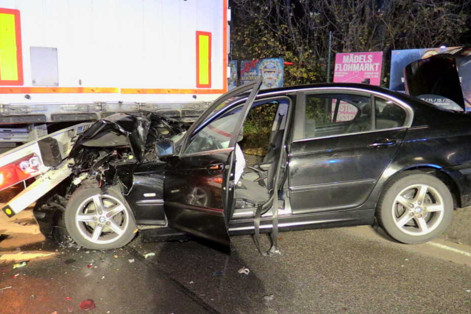 Der BMW steckte mit der Motorhaube komplett unter dem Heck des Lastwagens.