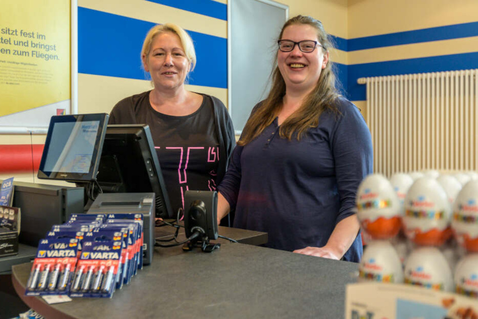Die Verkäuferinnen Cornelia Miethling (48, l.) und Sabine Einbock (37) im neuen Spar Express in der Mensa Reichenhainer Straße.