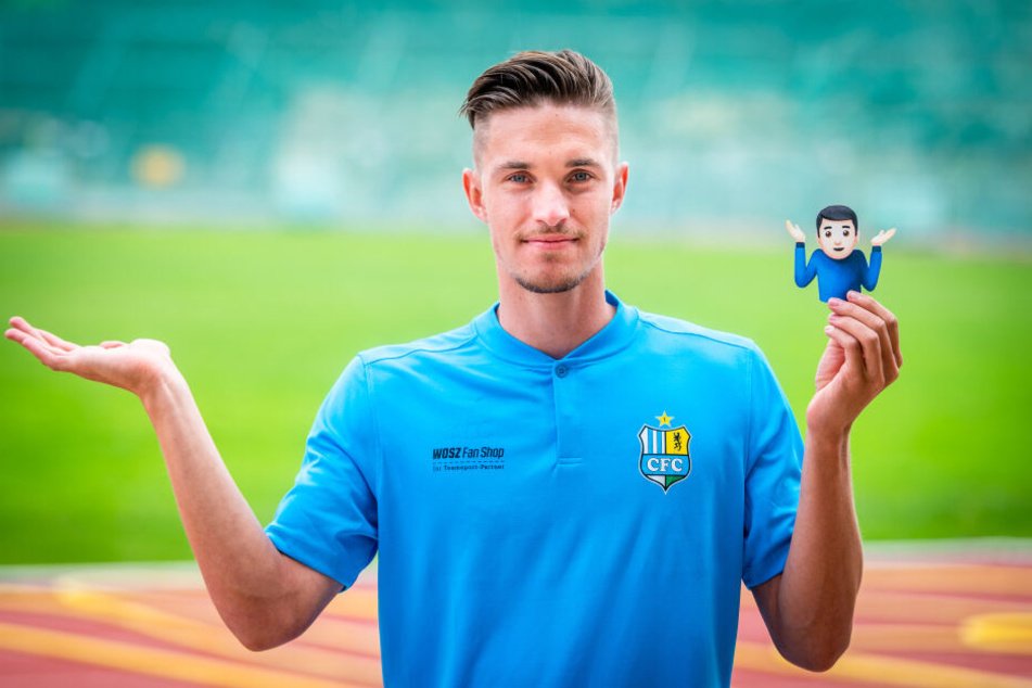 CFC-Kollege Soeren Reddemann (23) stellt zum Tag des Emojis seinen liebsten Smiley nach.