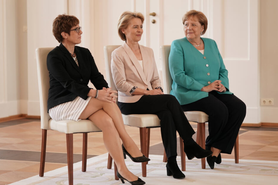 Ursula von der Leyen (m.), neugewählte EU-Kommissionspräsidentin, sitzt im Schloss Bellevue neben ihrer Nachfolgerin Annegret Kramp-Karrenbauer (l.), und Bundeskanzlerin Angela Merkel (r.).