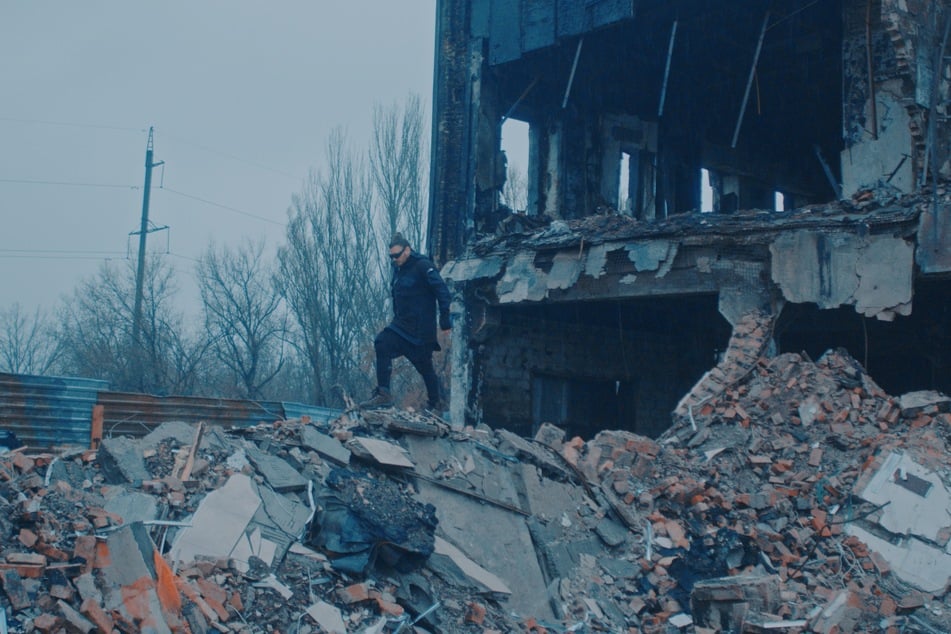 Für das Video zu seinem neuen Song "Save the Planet" ist Béla ins ukrainische Kriegsgebiet gereist.