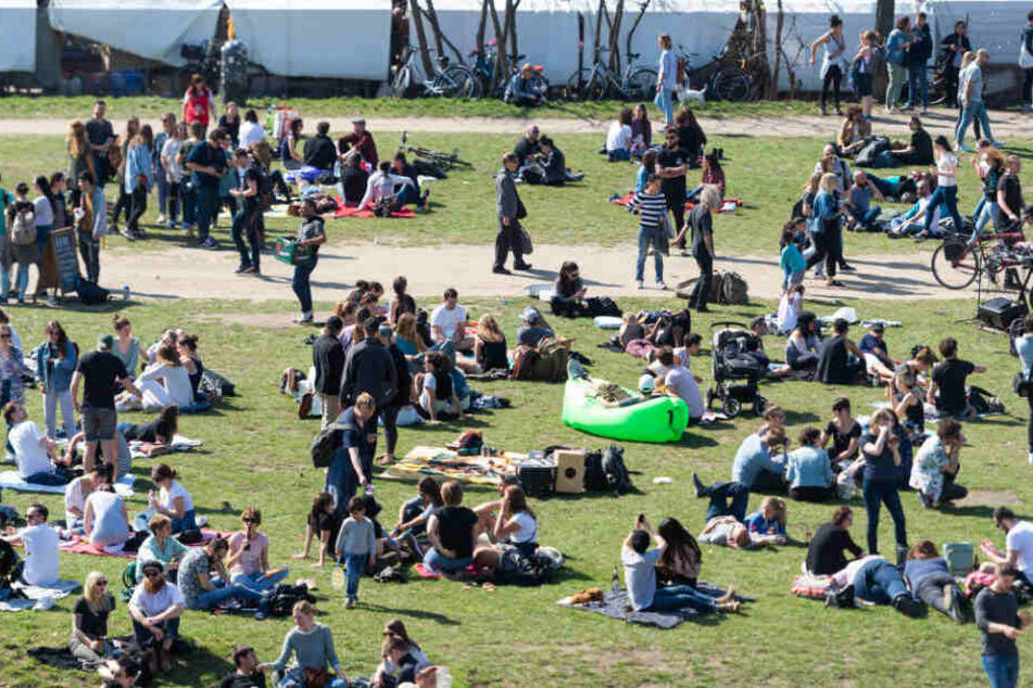 Besucher genießen das Wetter im Mauerpark.