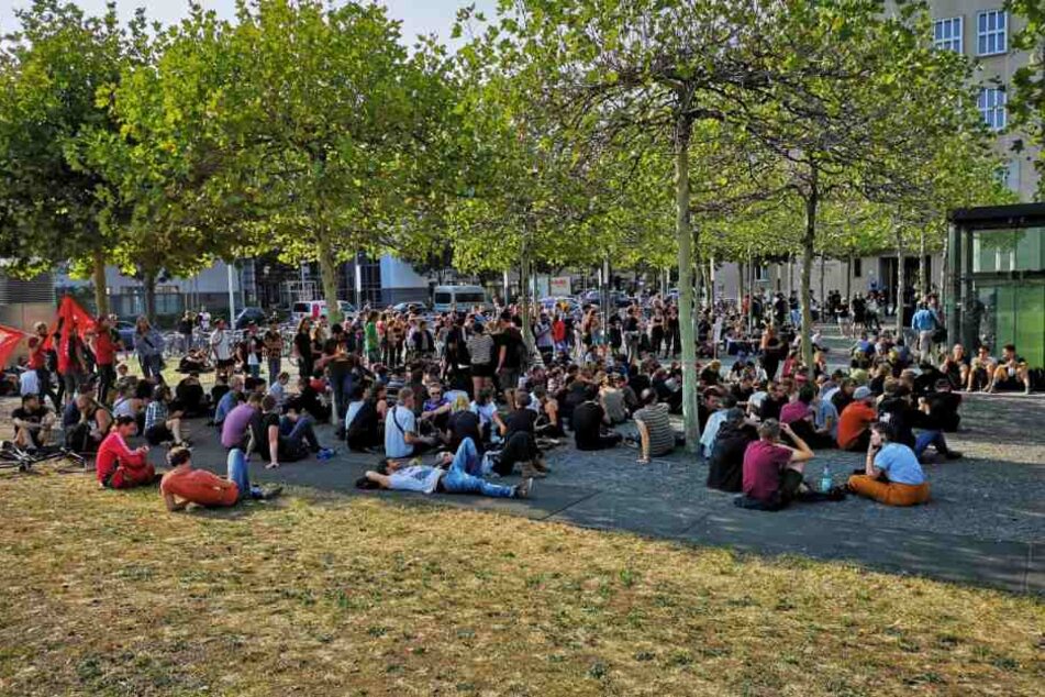 Gelegentlich stimmen ein paar Linke Protestgesang an.