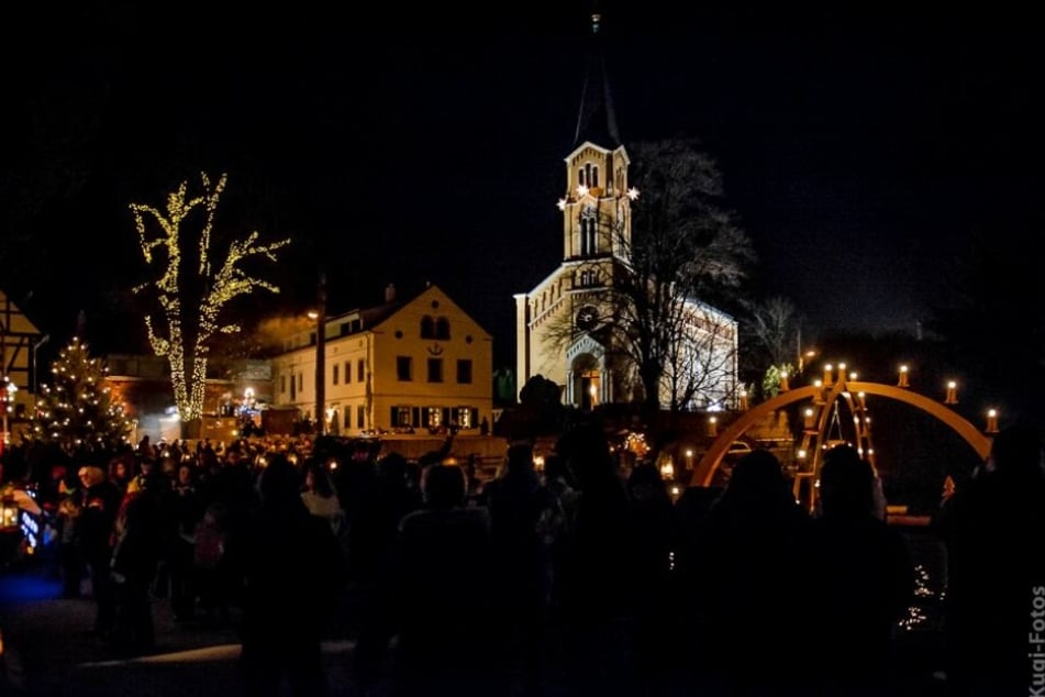Der Blick aufs Dorf inklusive Schwimmbogen bildet eine fantastische Kulisse für den kleinen Weihnachtsmarkt.