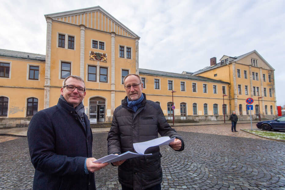 Oberbürgermeister Sven Krüger (46, l.) und Baubürgermeister Holger Reuter (63) suchen Ideen für die Sanierung des Freiberger Bahnhofsgebäudes.