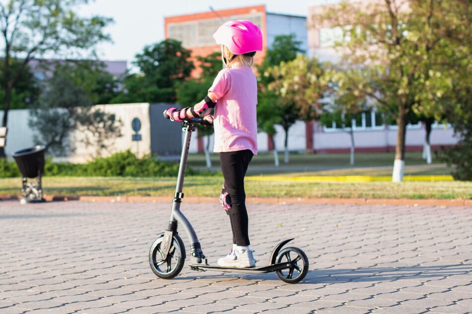 Das neunjährige Mädchen war zum Zeitpunkt der unheimlichen Verfolgung mit ihrem Tretroller unterwegs. (Symbolfoto)