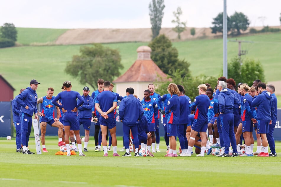 Am Dienstagnachmittag kamen die Spieler von RB Leipzig noch ein letztes Mal auf dem Rasen zum Training zusammen.