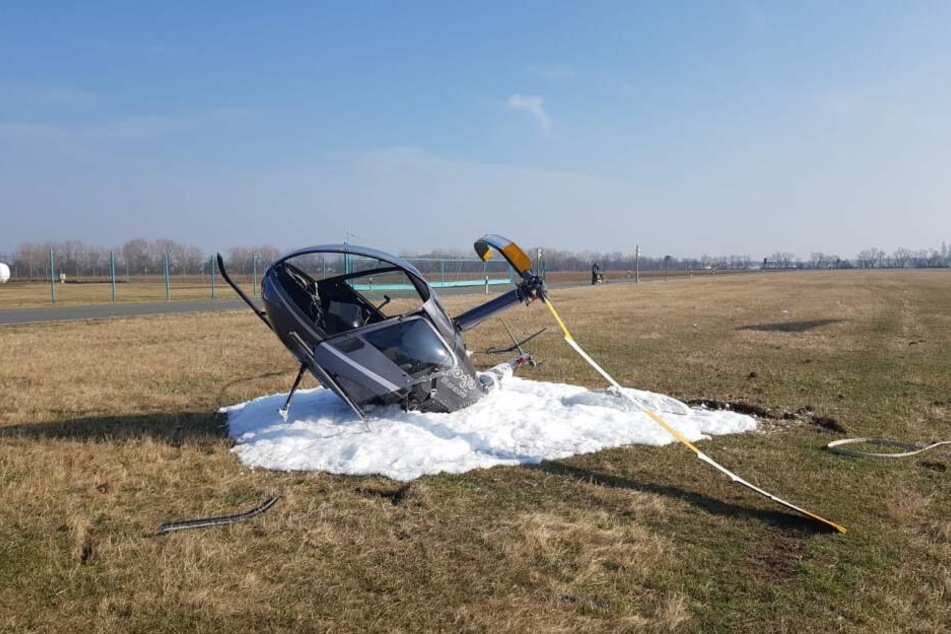 Der Heli liegt auf der Seite im Lösch-Schaum der Feuerwehr.