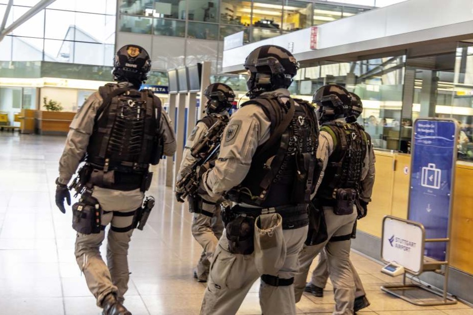 Schwer bewaffnete Polizisten am Flughafen in Stuttgart