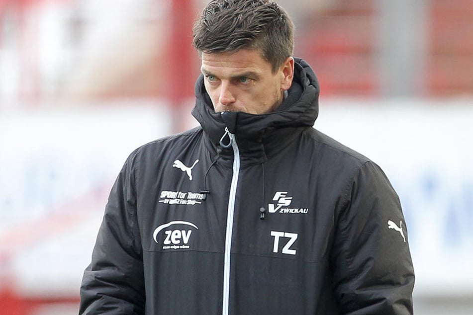 0:1-Niederlage in Karlsruhe trotz guter Leistung seiner Mannschaft - enttäuschter Blick von FSV-Coach Torsten Ziegner.