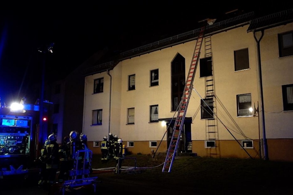 Zwei Kinder mussten mit einer Steckleiter aus dem Dachgeschoss in Mieste bei Gardelegen gerettet werden.