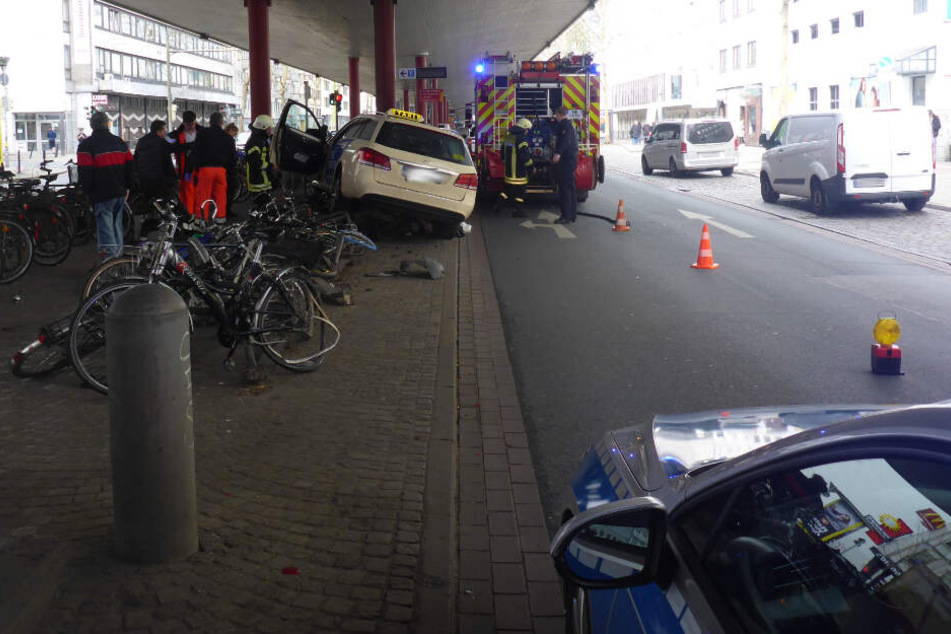 Das Fahrzeug musste mit einem Kran geborgen werden.
