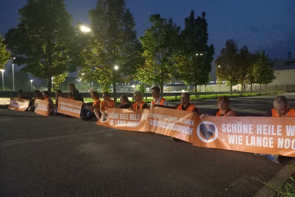 Klimaaktivisten blockieren BMW-Werk: "In den letzten 30 Jahren keinerlei Verbesserung"