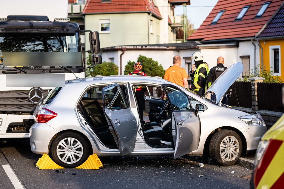 Rettungskräfte sperrten die Straße zunächst komplett ab.