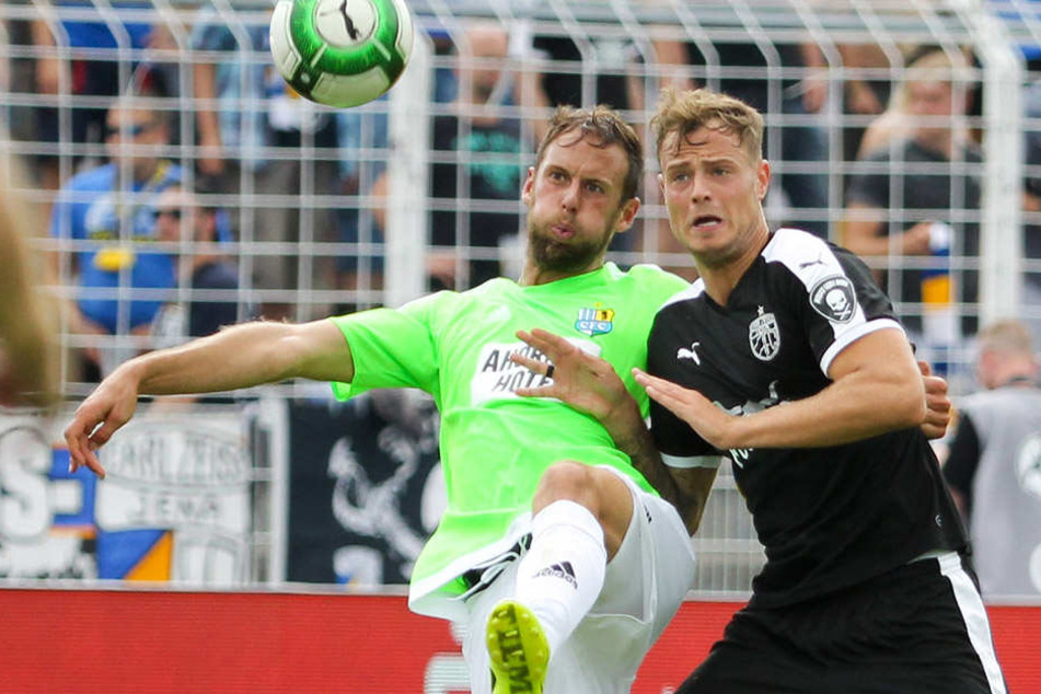 Timmy Thiele (rechts) im Zweikampf mit dem Chemnitzer Marc Endres.