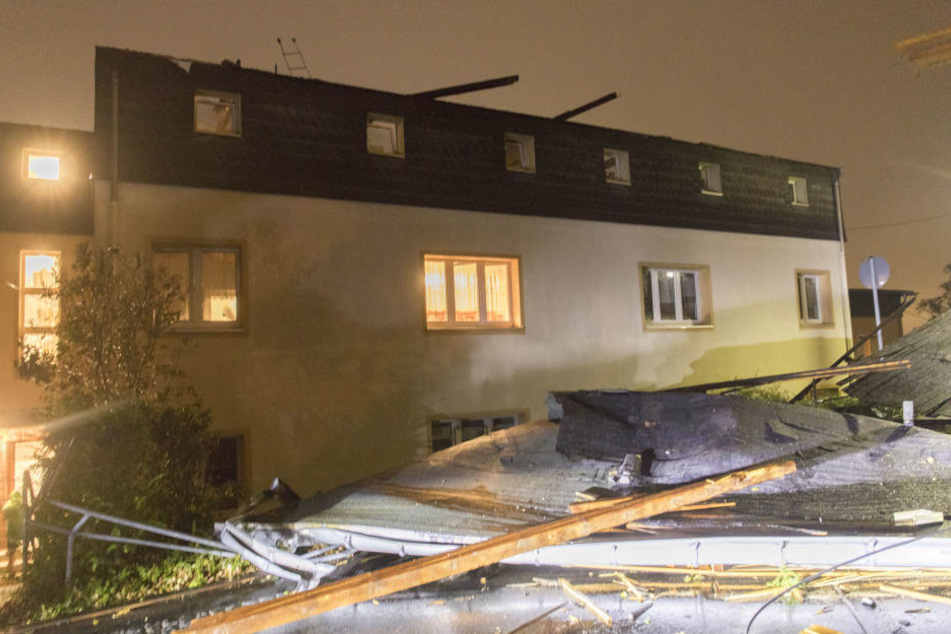 In Stollberg in Sachsen wurde ein Dach abgedeckt.