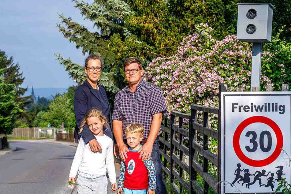 Stefanie (38) und Klaus D. (40) mit ihren Kindern Clara (6) und Klaus (4).
