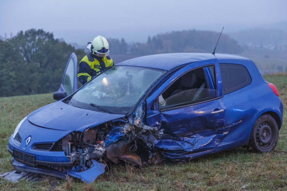 Ein Renault landete nach dem Unfall auf einem Feld.