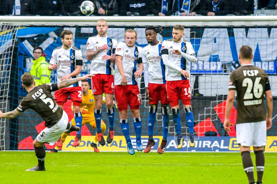 Den Freistoß setzte der Linksfuß knapp neben das Tor.