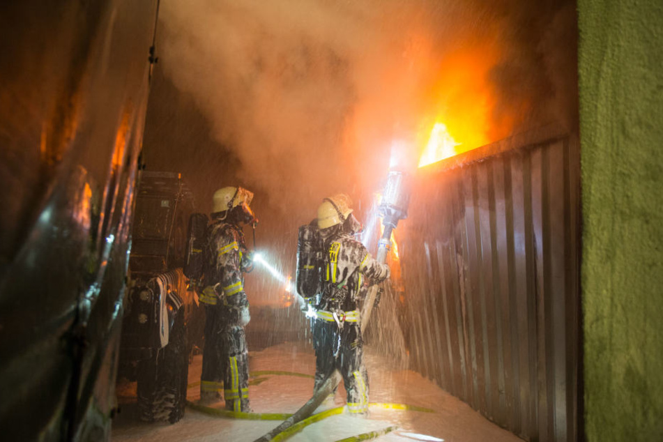 Durch das Feuer explodierten auch mehrere Gasflaschen.