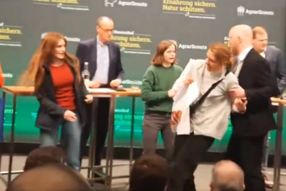 "Letzte Generation" stört Rede von CDU-Boss Merz: Aktivistin von Bühne geschubst
