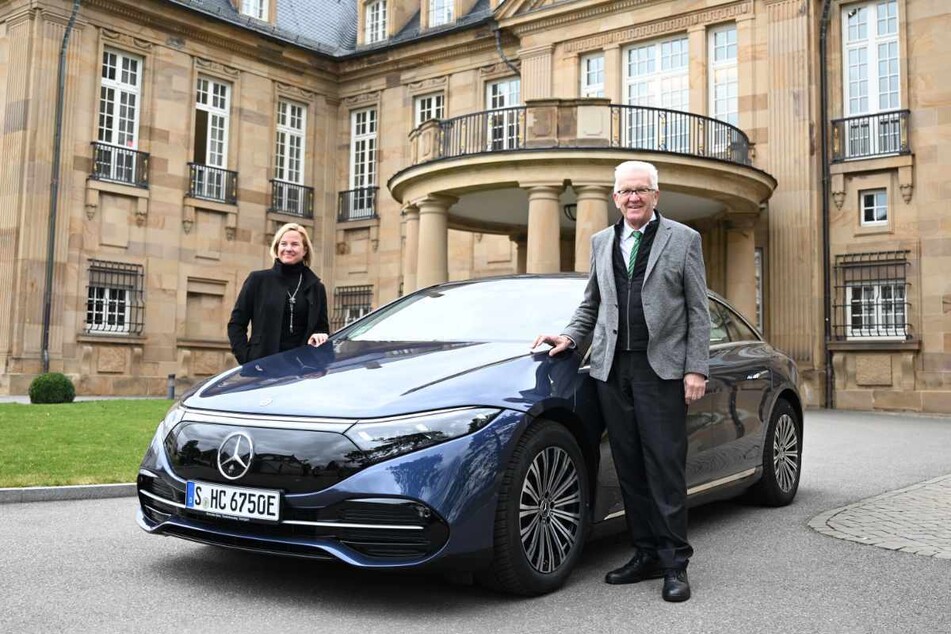 Stuttgart: Winfried Kretschmann (73, r.) und Mercedes-Vorstandsmitglied Britta Seeger bei der Übergabe des neuen Dienstwagens.