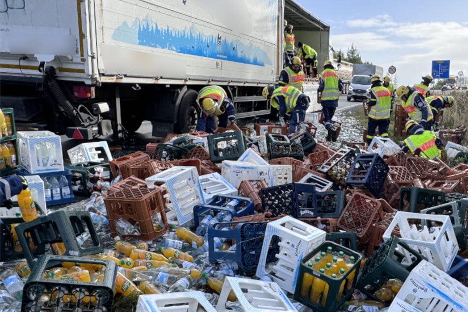 Ladung nicht gesichert: Getränkekisten verteilen sich nach Unfall über Bundesstraße