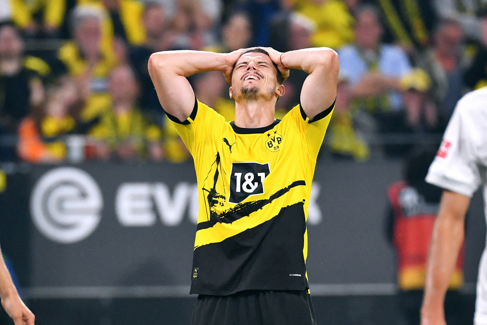Marcel Sabitzer (29) als Symbolbild für die Dortmunder: Es ist zum Haare raufen.