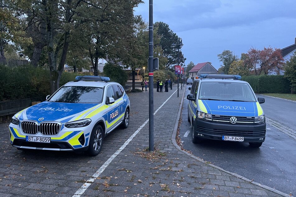 Polizeiautos stehen vor der Gesamtschule in Oberfranken.