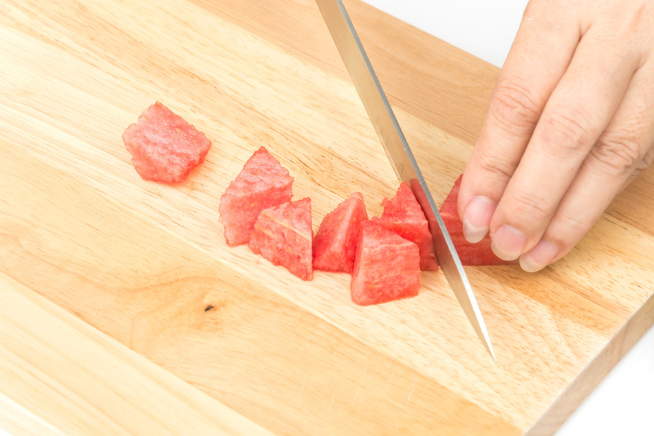 Die Wassermelone sollte gut abgetropft in mundgerechte Stücke geschnitten werden.