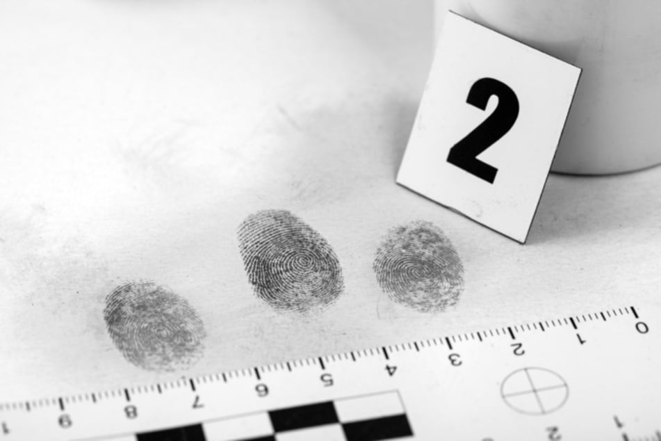 Ein 35 Jahre alter Fingerabdruck diente nach mehreren Jahrzehnten zur Überführung des mutmaßlichen Mörders. (Symbolbild)