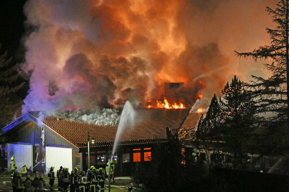 Die Einsatzkräfte gehen derzeit von einem Schaden in Höhe von zwei Millionen Euro aus.