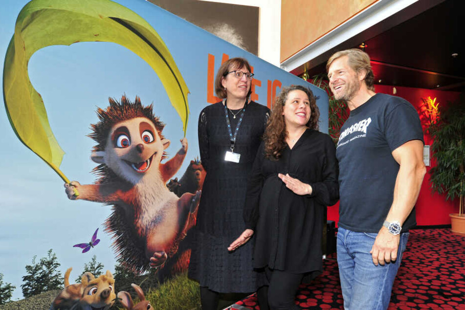 Schauspieler und Synchronsprecher Henning Baum (47) schaute sich mit den Regisseurinnen Nina Wels (l.) und Regina Welker die Weltpremiere von "Latte Igel" an.