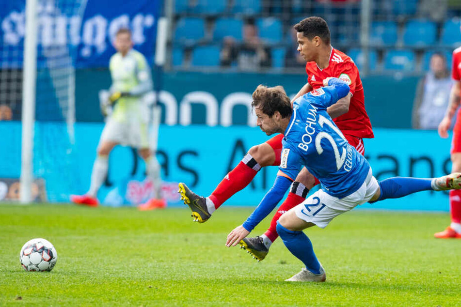 Douglas Santos kämpft gegen Bochums Kapitän Stefano Celozzi um den Ball.